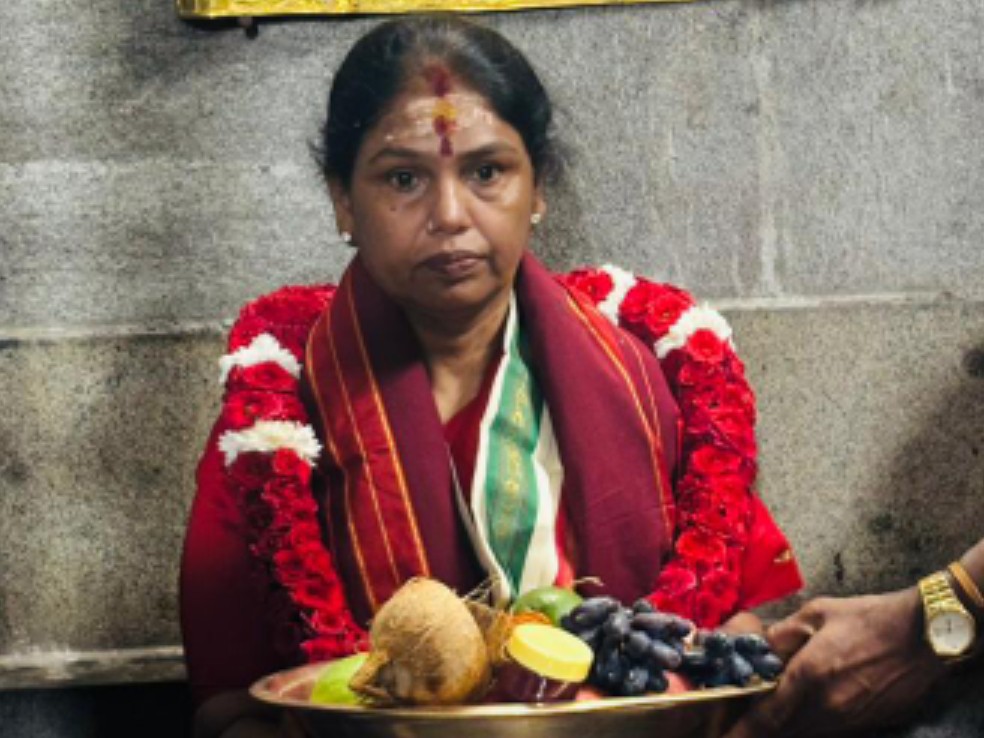 సుబ్రహ్మణ్యేశ్వర స్వామిని దర్శించుకున్న జయమ్మ