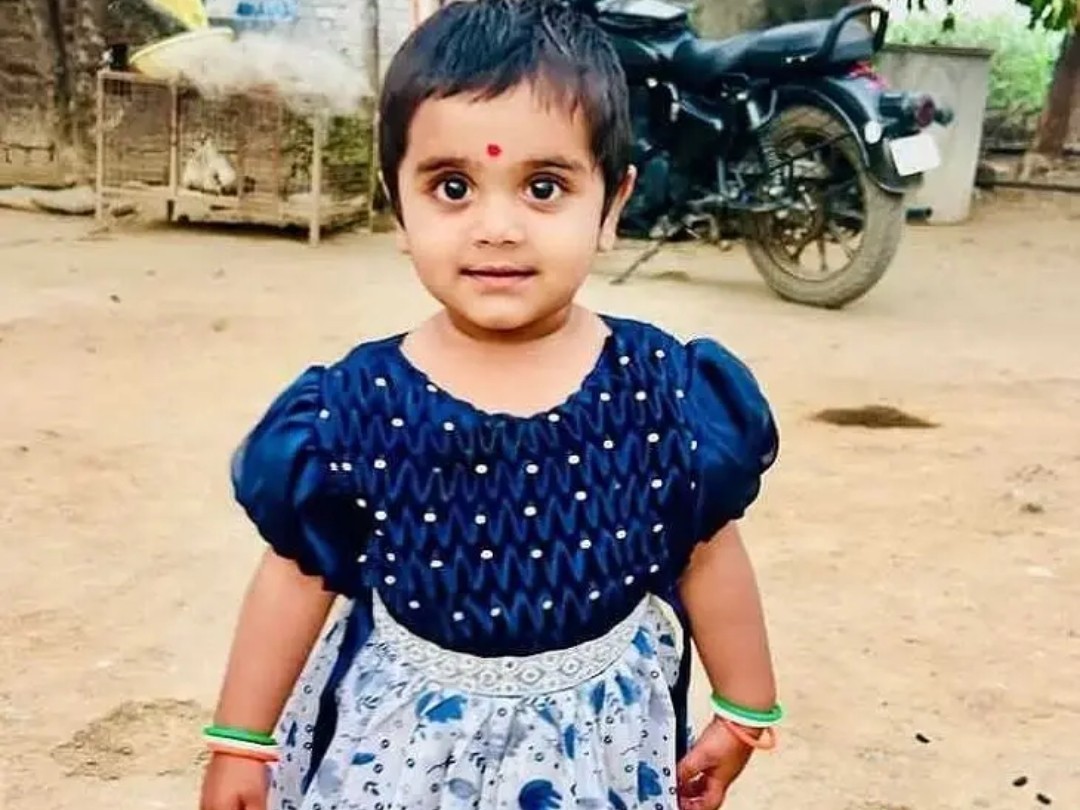 తీవ్ర విషాదం.. పాముకాటుతో చిన్నారి మృతి