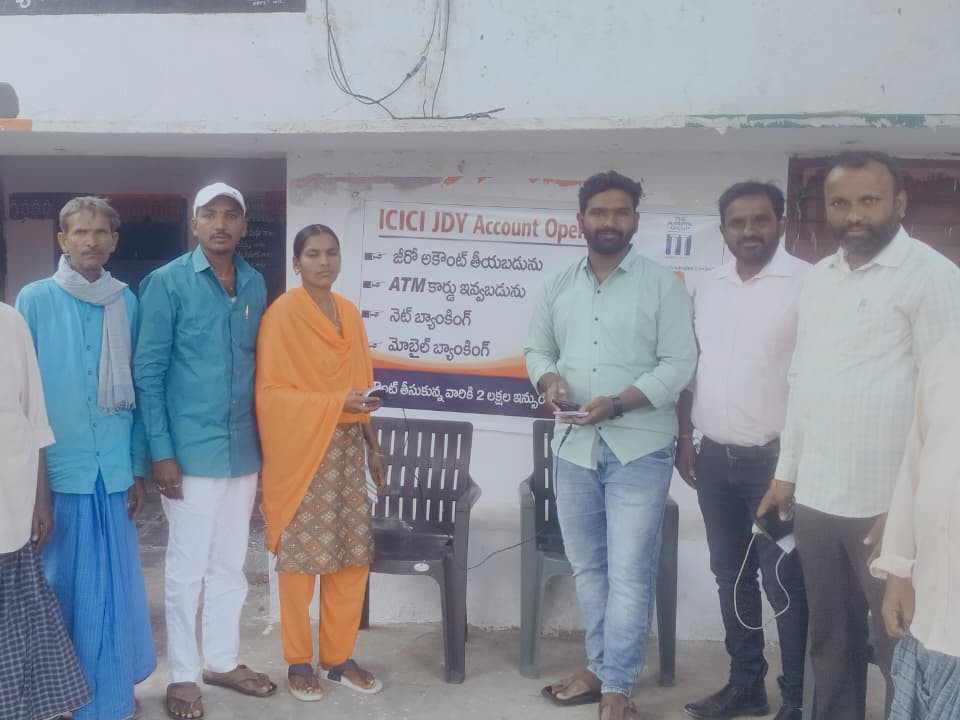 పిన్నాయిపాలెంలో ఉచిత బ్యాంక్ ఖాతాల ప్రారంభం