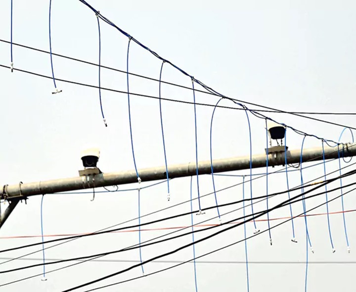 వాహనాలకు రెడ్ సిగ్నల్ పడితే చిరుజల్లులు