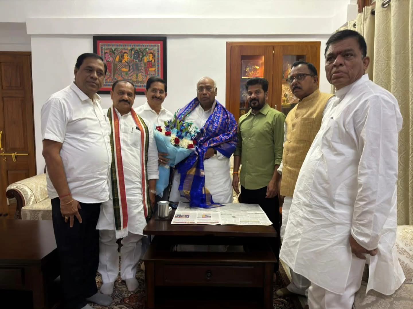 వేం నరేందర్ ను అభినందించిన మల్లికార్జున ఖర్గే