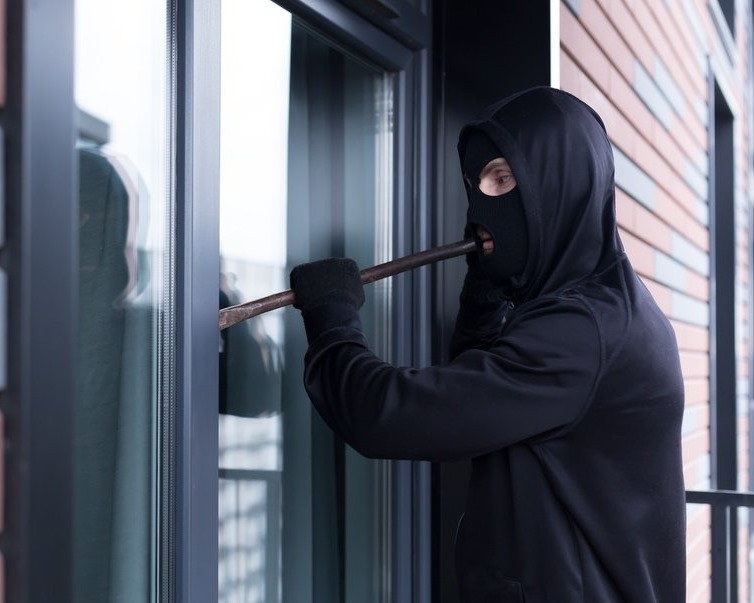 మాజీ మంత్రి ఇంట్లో చోరీ