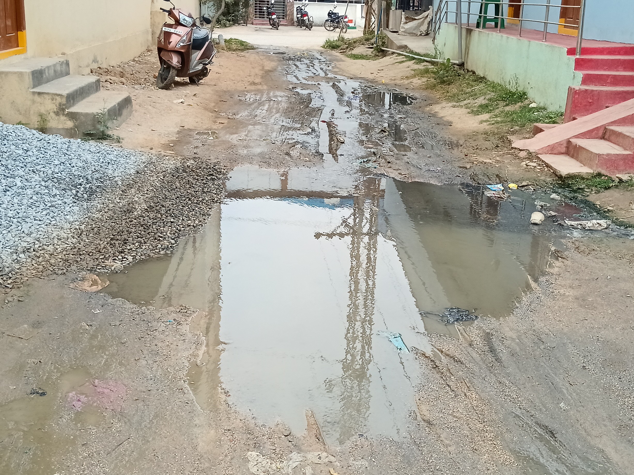 డ్రైనేజీ లేక రోడ్డుపై పారుతున్న మురుగునీరు