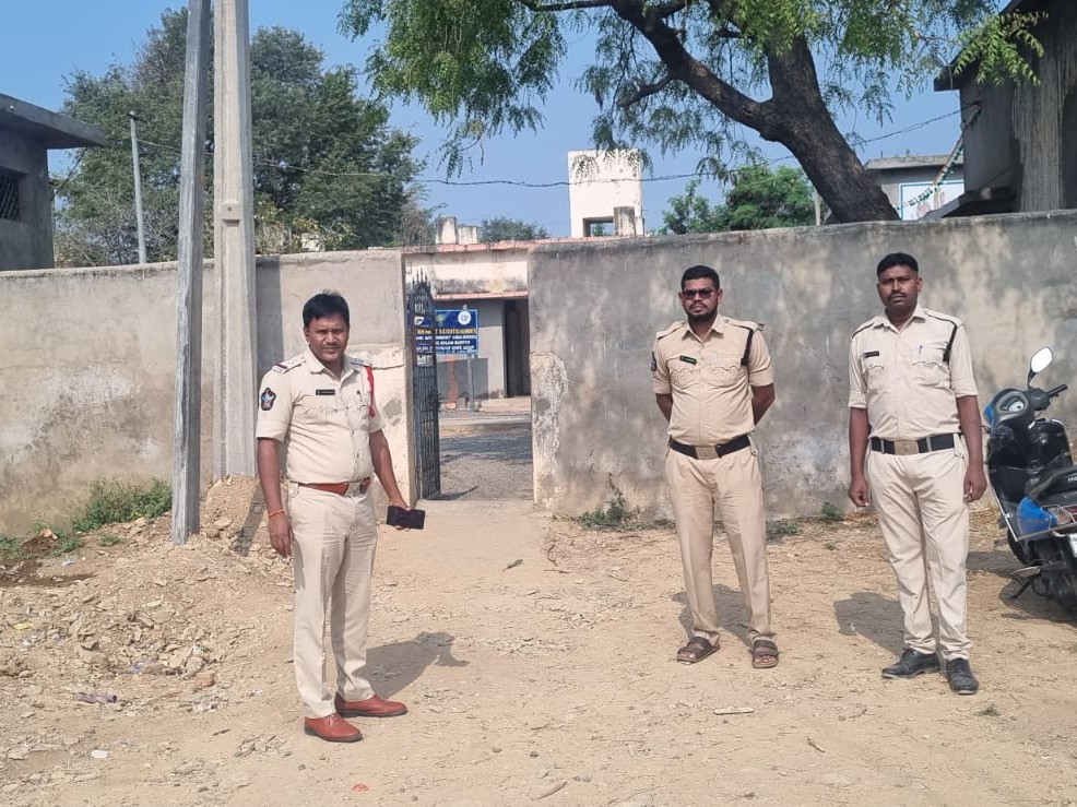 ‘పరీక్షా కేంద్రాల వద్ద ఎవరు గుంపులుగా ఉండరాదు’