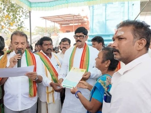 సీఎం రిలీఫ్ ఫండ్ చెక్కులను పంపిణీ చేసిన మంత్రి ఆనం