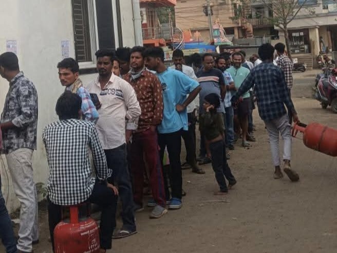 గ్యాస్ కంపెనీ వద్ద వినియోగదారుల పడిగాపులు