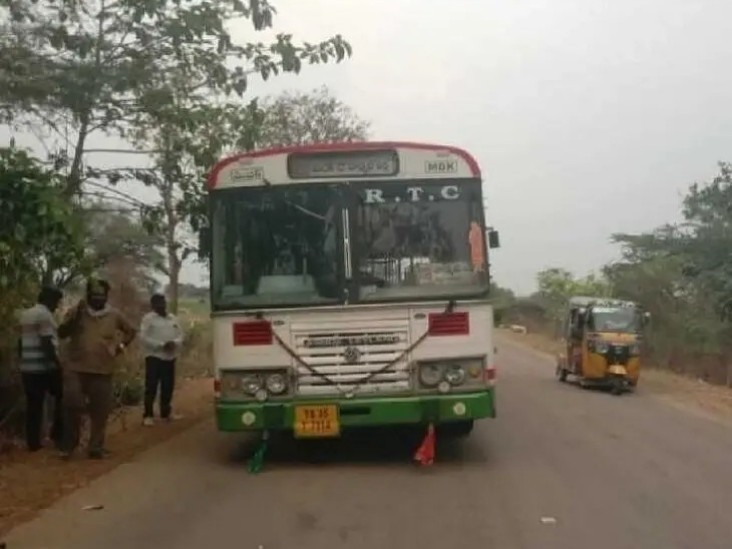 ప్రయాణికుల ప్రాణాలు కాపాడిన బస్సు డ్రైవర్