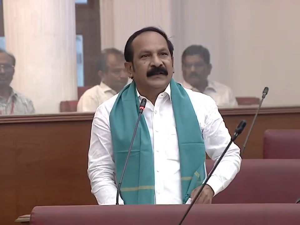 సరిపడా ఎరువులను అందించాలి: MLC