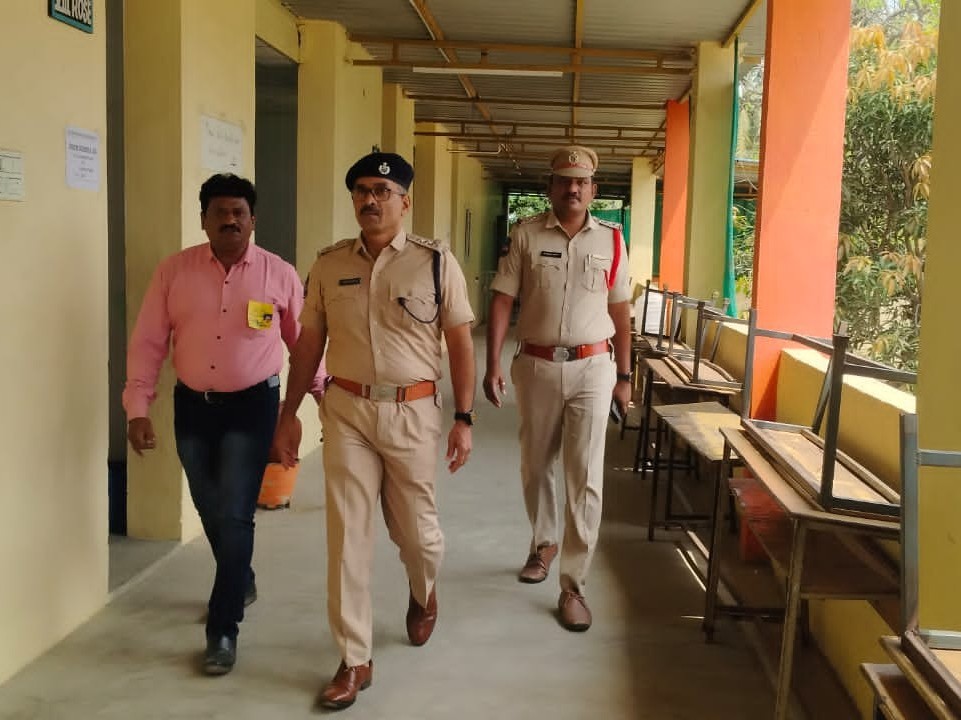 పరీక్షా కేంద్రాలను పరిశీలించిన డీఎస్పీ