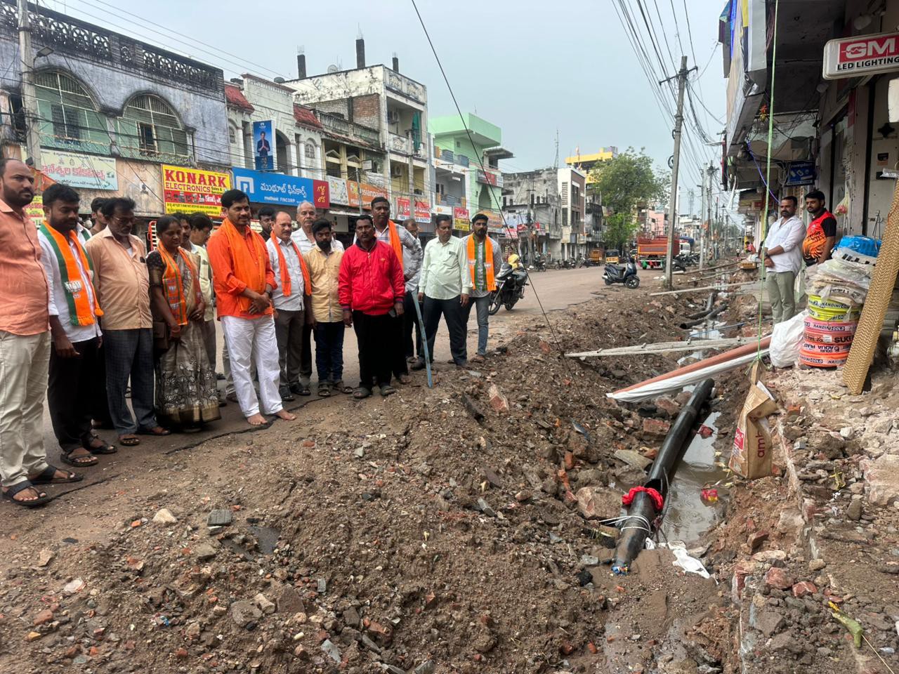 ‘రోడ్ల విస్తరణ పేరిట ఇబ్బందులు పెట్టడం సరికాదు’