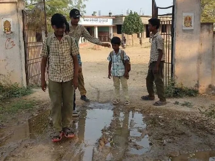 పైప్ లీకేజి.. స్కూల్ గేటు వద్ద బురద