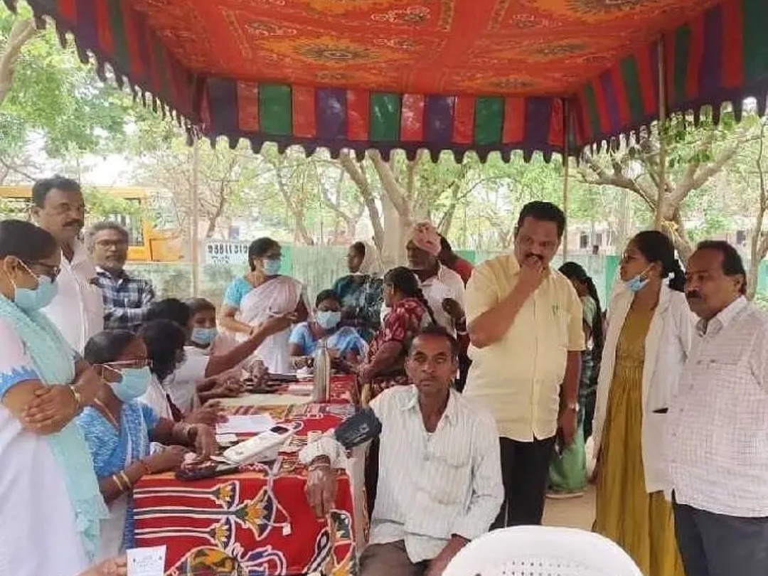 మెగా వైద్య శిబిరాన్ని సందర్శించిన డీఎంహెచ్‌వో