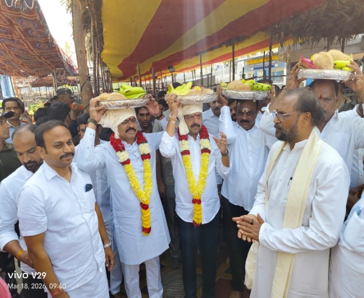 నూకాంబిక అమ్మవారికి పట్టు వస్త్రాలు సమర్పించిన మంత్రి