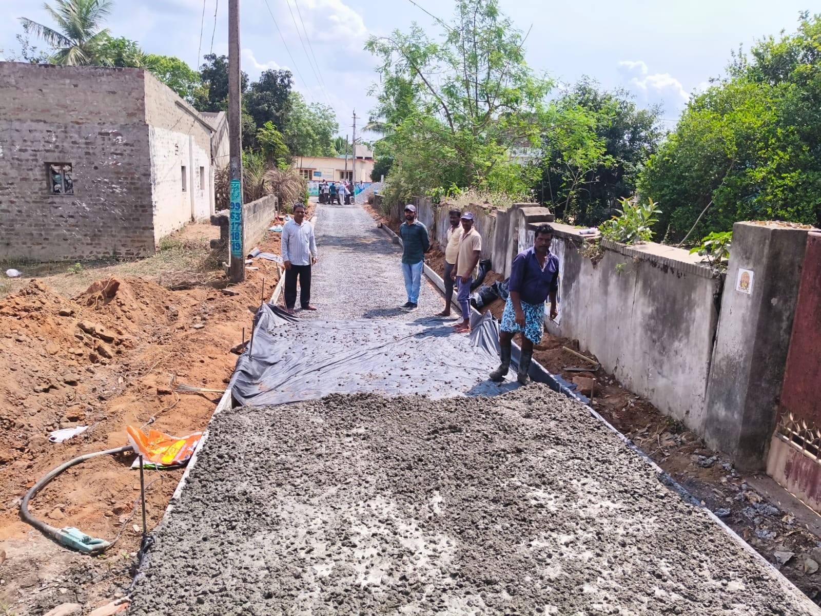 ఎట్రావారిపాలెంలో సీసీ రోడ్డు పనుల పరిశీలన