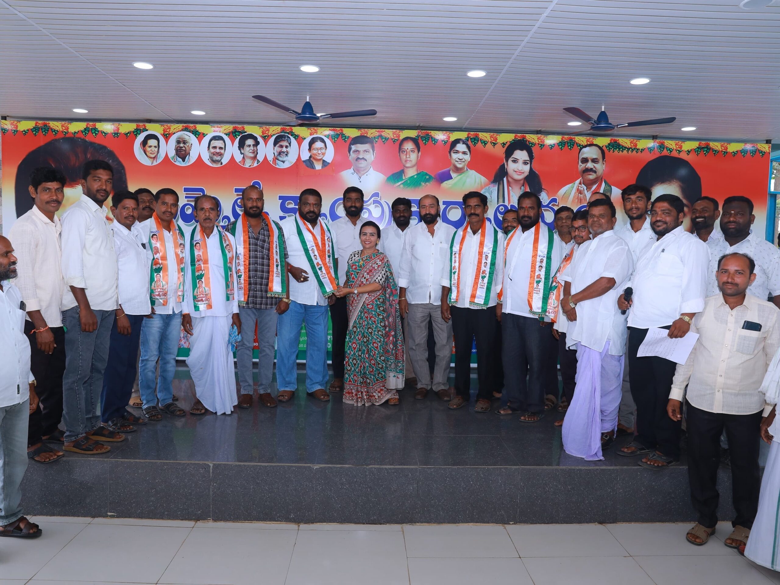 ఝాన్సీరెడ్డి సమక్షంలో కాంగ్రెస్ పార్టీలో చేరికలు