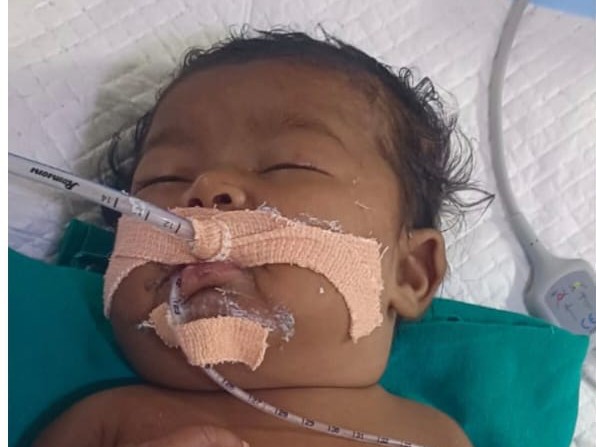 ప్రాణాలతో పోరాడుతున్న చిన్నారి.. ఆదుకున్న ఎస్సై