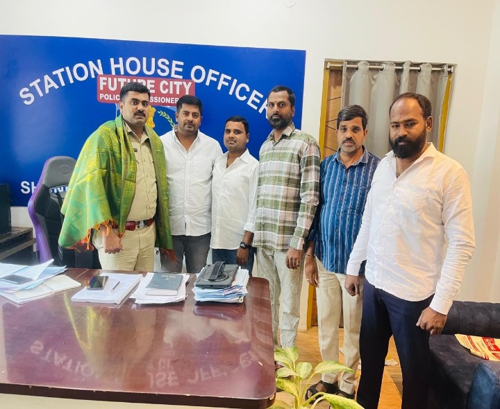 నూతన సీఐని కలిసిన యూత్ కాంగ్రెస్ మండల ప్రెసిడెంట్