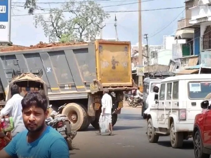 గ్రావెల్ రవాణాతో ప్రయాణికులకు తప్పని ఇబ్బందులు..!