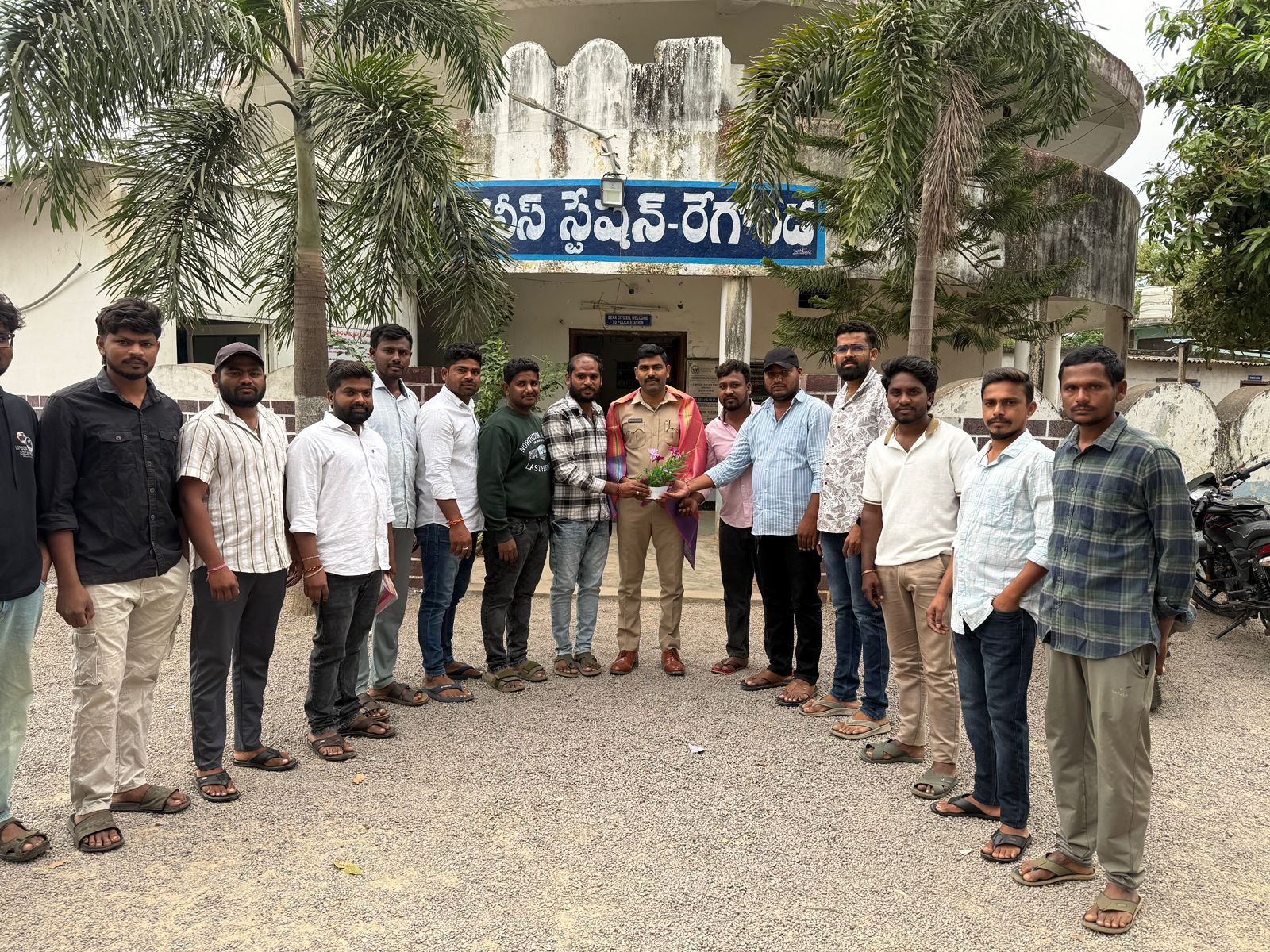 నూతన SIను సన్మానించిన BRS యూత్ నాయకులు