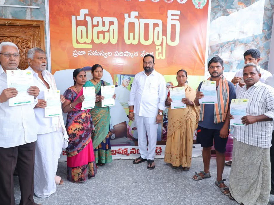 వెల్దుర్తిలో సీఎం రిలీఫ్ ఫండ్ చెక్కుల పంపిణీ