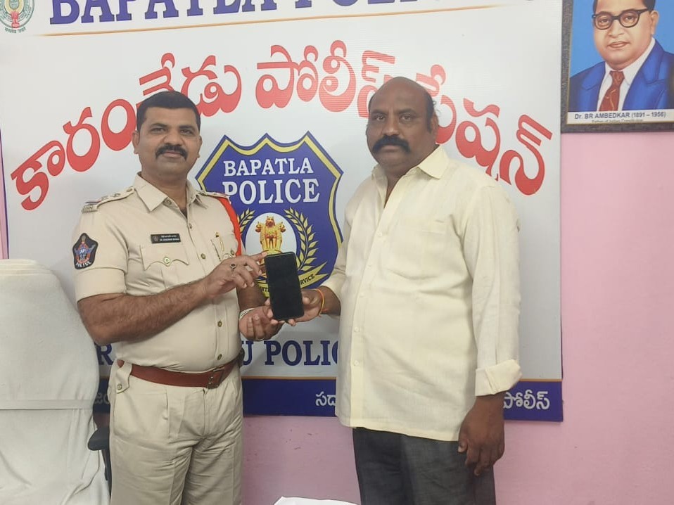 పోగొట్టుకున్న ఫోన్‌ను బాధితుడికి అందజేత