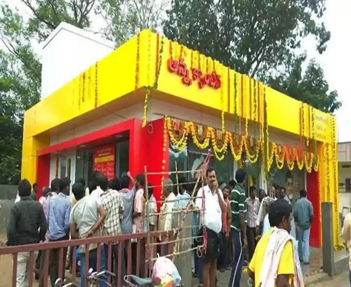 హోటల్స్ క్లోజ్.. అన్న క్యాంటిన్లకు జనం