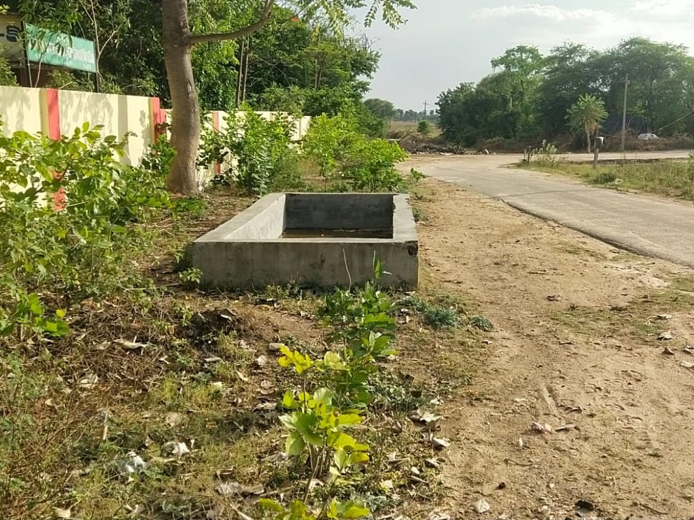 వృధాగా.. నీటి తొట్లు