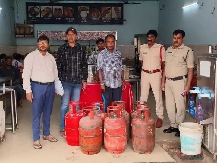 బోధన్‌లో పలు హోటళ్లపై దాడి చేసిన రెవెన్యూ అధికారులు