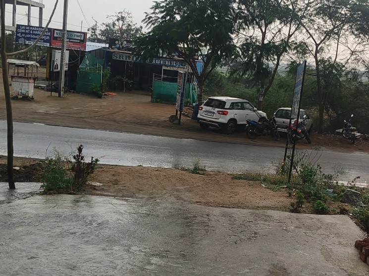 ఉరుములు, మెరుపులతో కూడిన  వర్షం