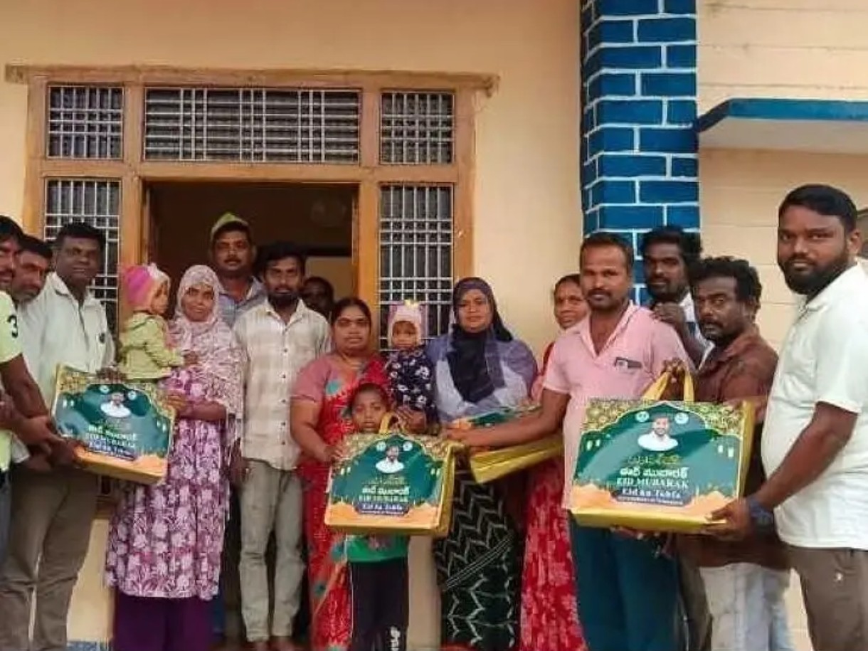 ముస్లిం సోదరులకు దుస్తులు పంపిణీ