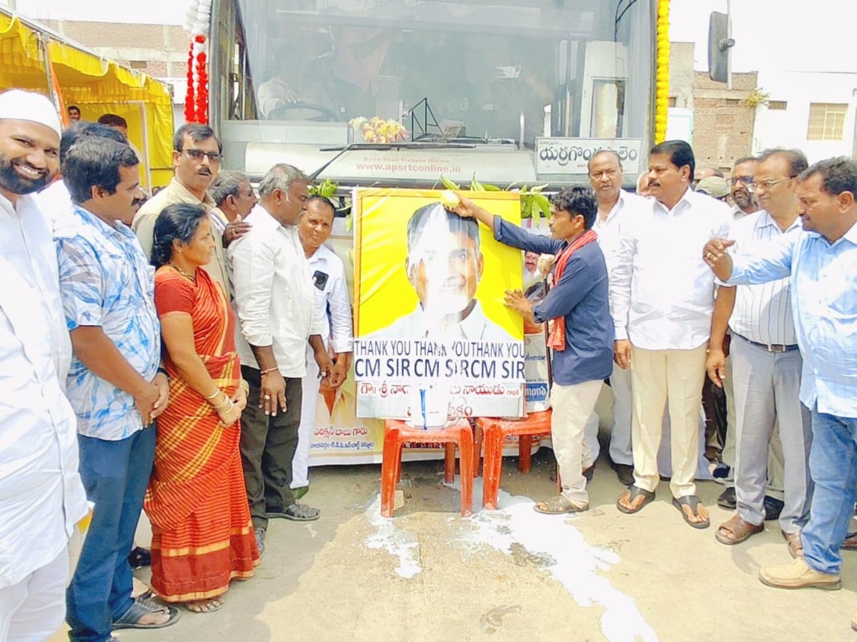 CM చిత్రపటానికి పాలాభిషేకం చేసిన దివ్యాంగులు