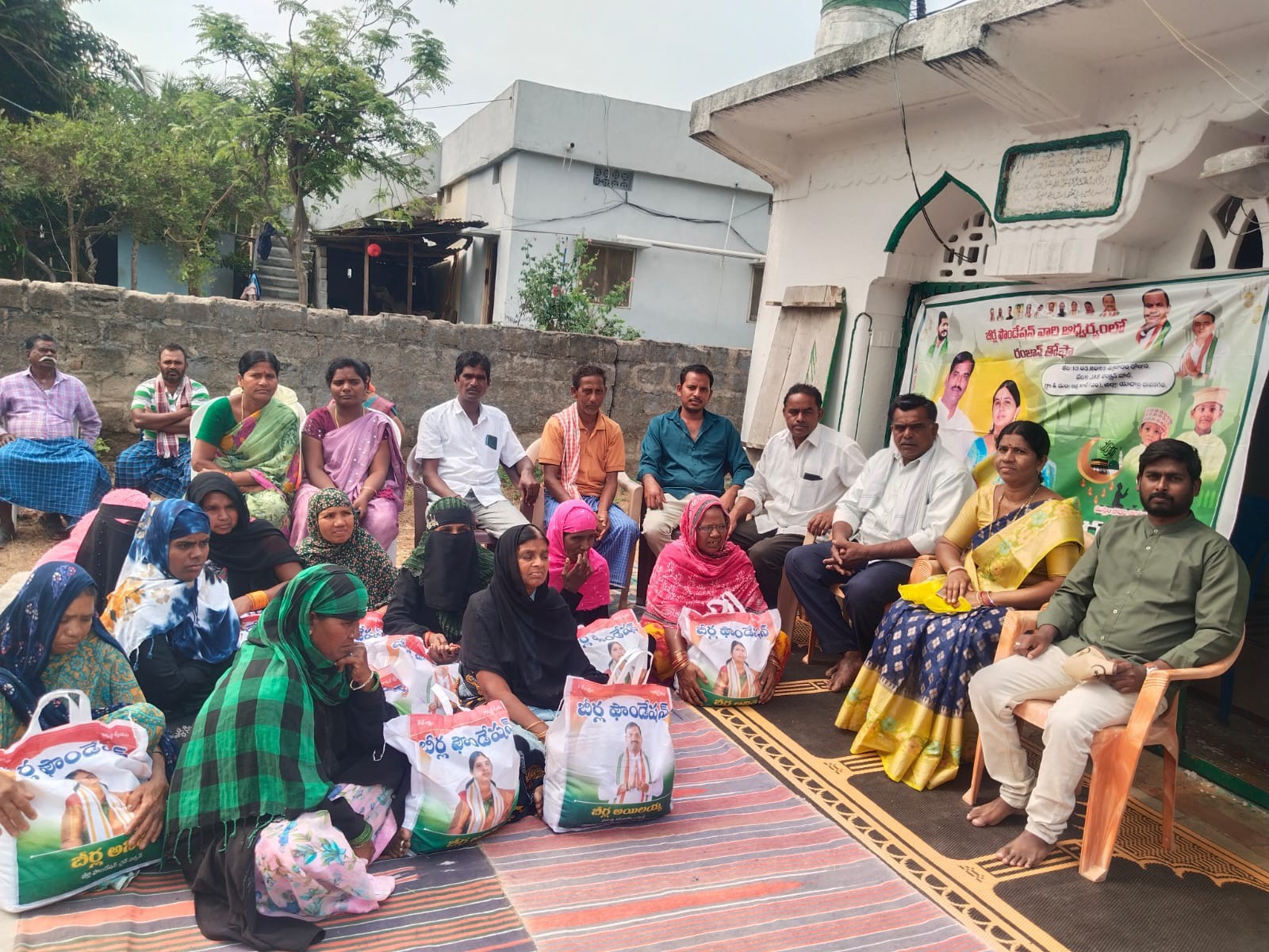 పారుపల్లిలో తోఫా పంపిణీ