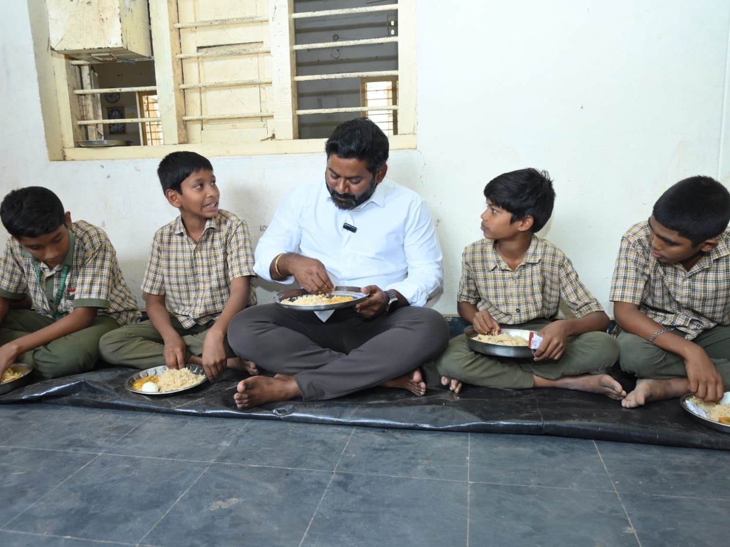 హైస్కూల్‌‌ను ఎమ్మెల్యే ఆకస్మిక తనిఖీ