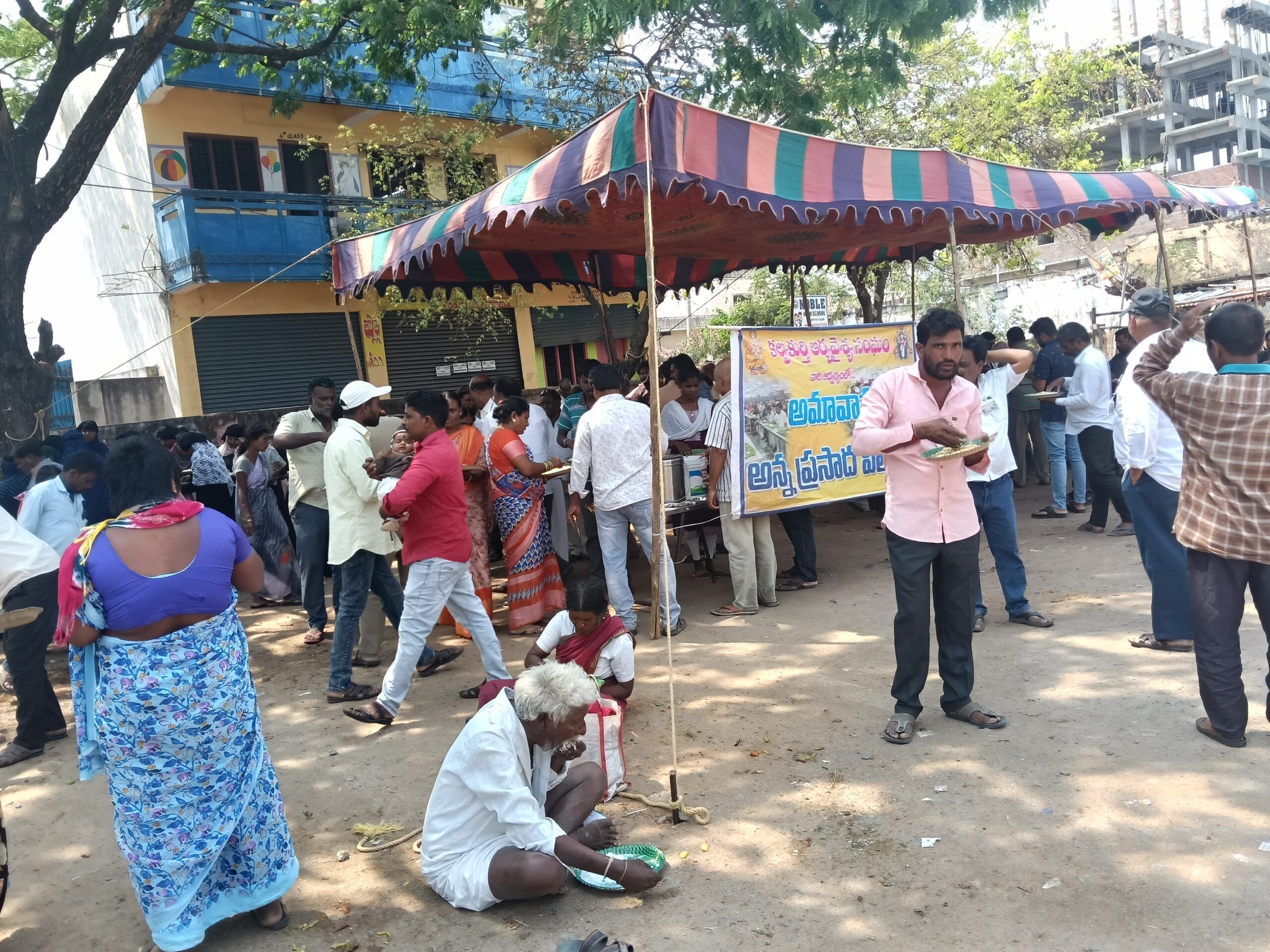 ఆర్టీసీ బస్టాండ్‌లో అన్నదాన కార్యక్రమం