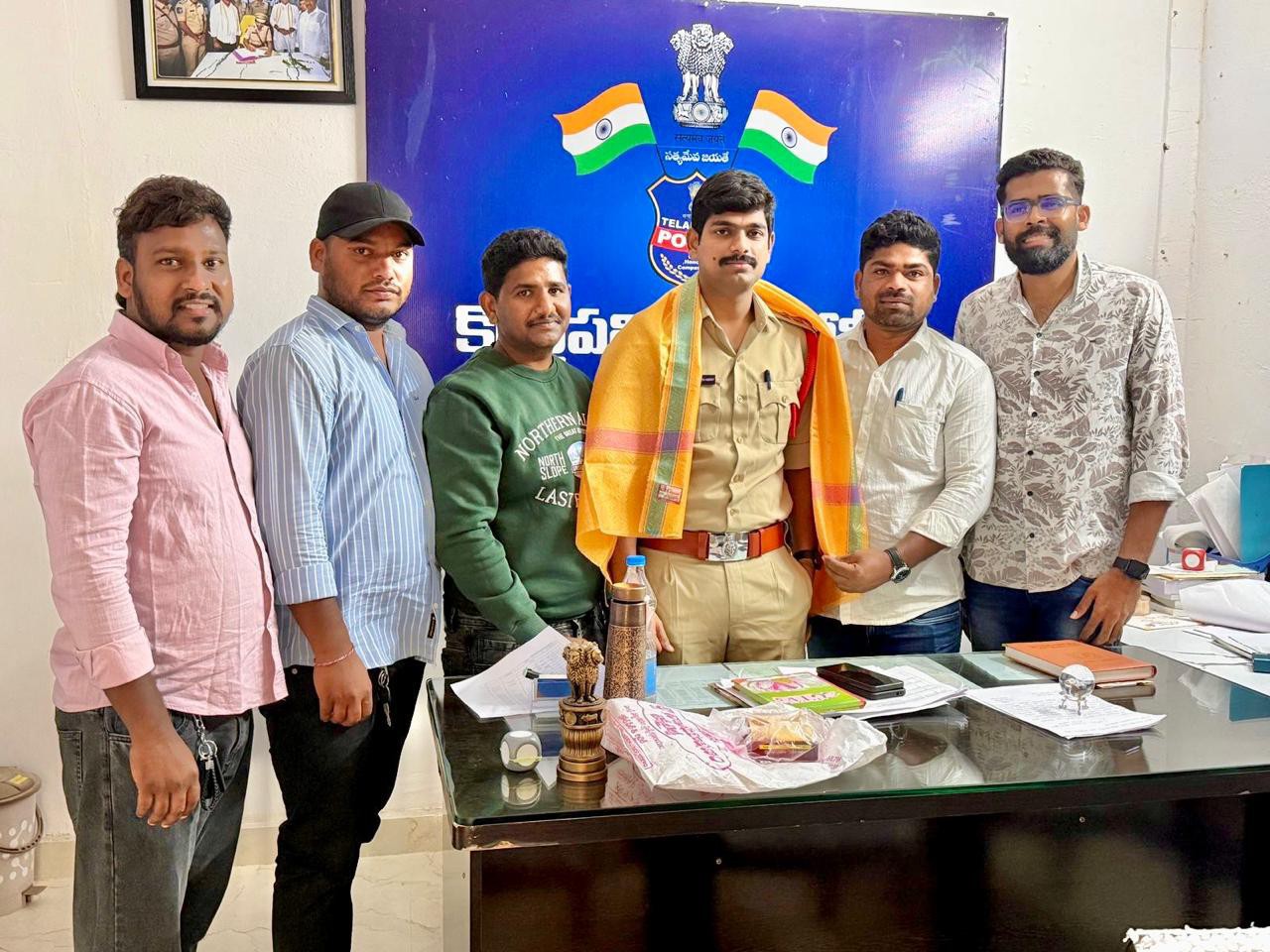 నూతన ఎస్సైని సన్మానించిన BRS నాయకులు