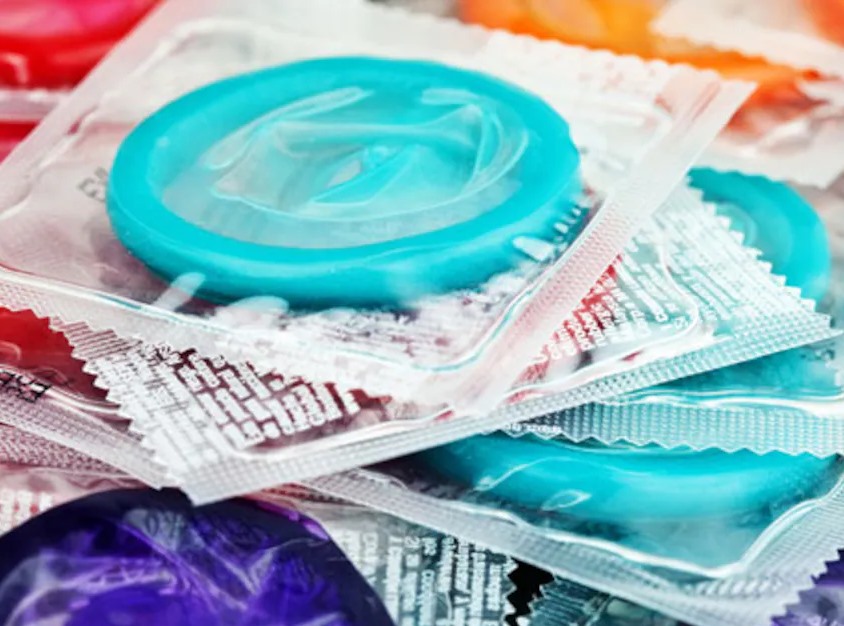 లక్షల కండోమ్ ప్యాకెట్ల కలకలం