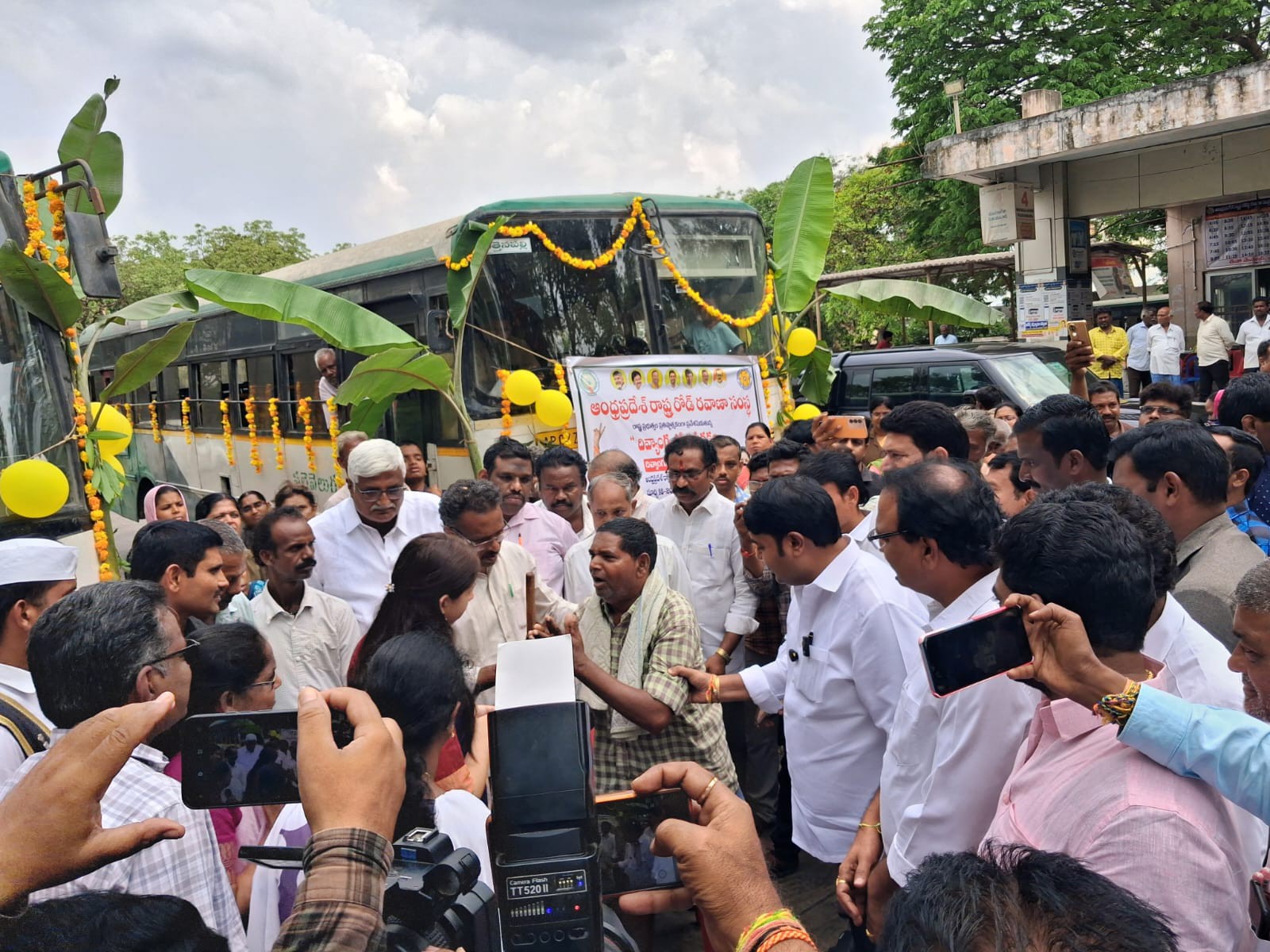 దివ్యాంగులకు ఉచిత బస్సును ప్రారంభించిన కలెక్టర్