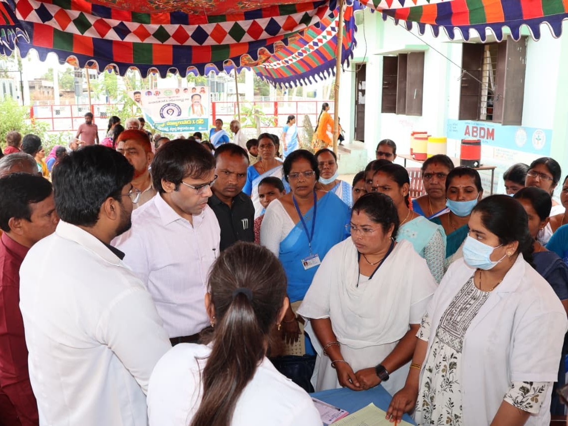 వైద్య శిబిరాన్ని ఆకస్మికంగా తనిఖీ చేసిన కలెక్టర్ అంకిత్