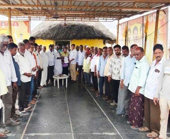 CMRF చెక్కను పంపిణీ చేసిన నాయకులు
