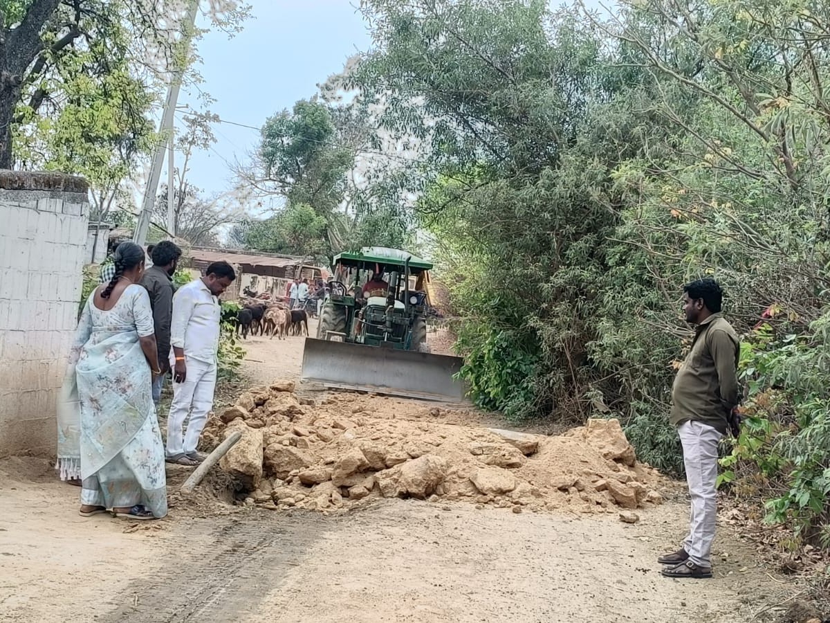 గ్రామాన్ని ఆదర్శంగా తీర్చిదిద్దేందుకు కృషి