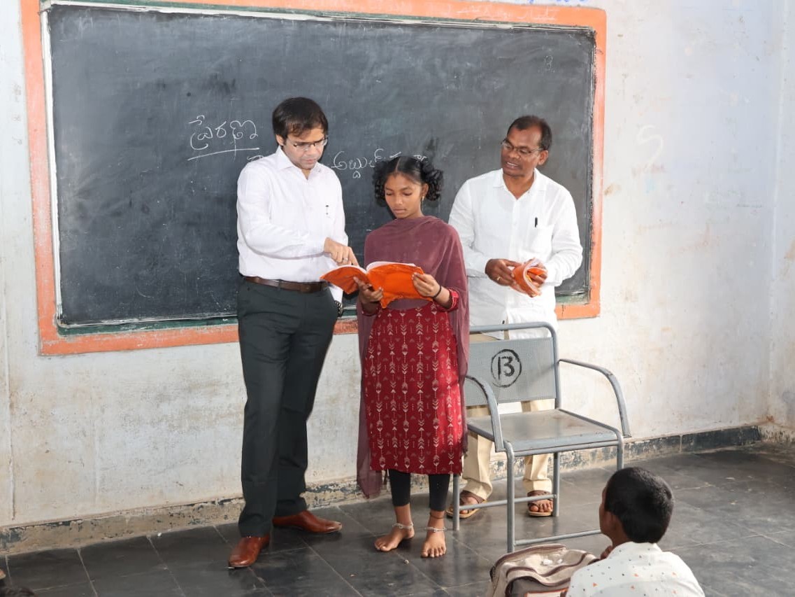 ఆశ్రమ పాఠశాలను ఆకస్మిక తనిఖీ కలెక్టర్ అంకిత్