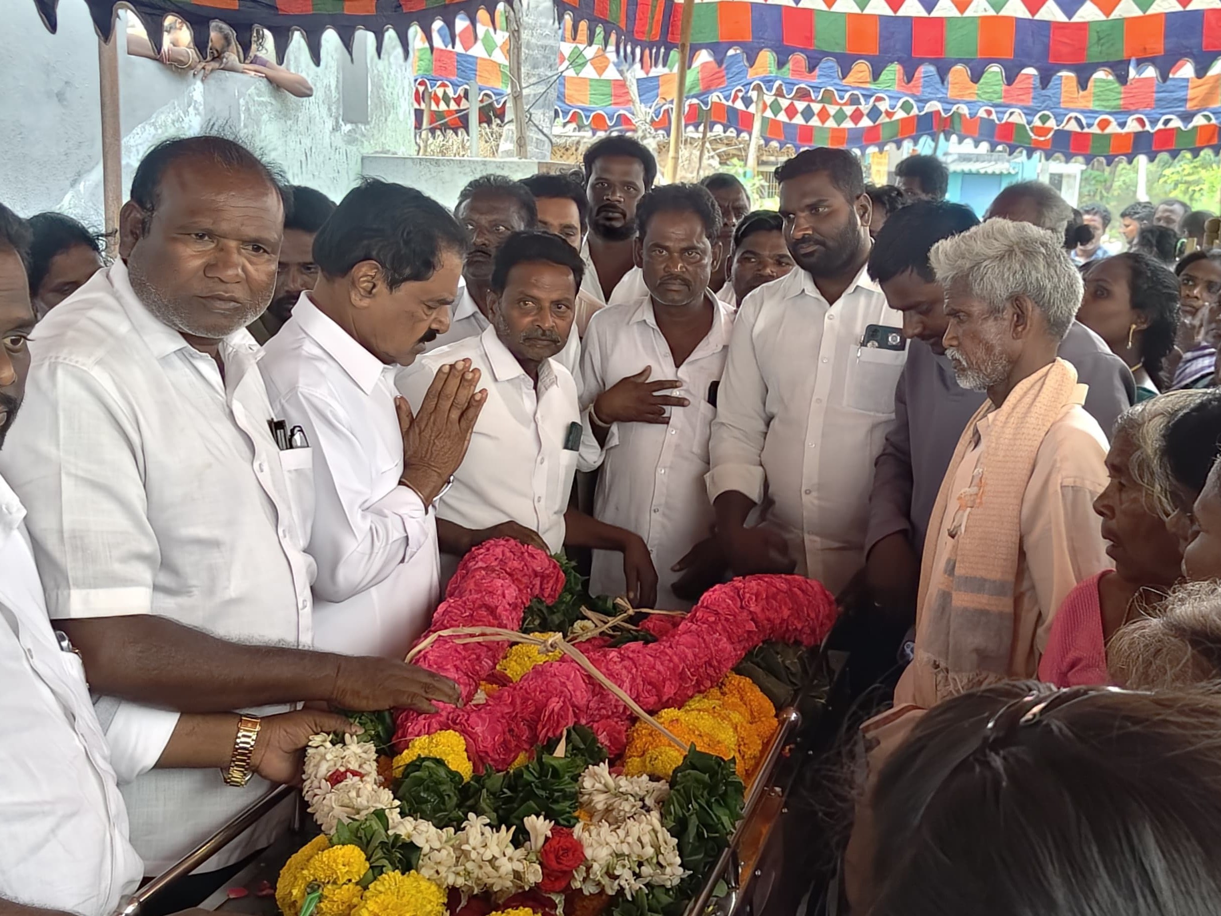 వైసీపీ మహిళా కార్యకర్తకు నివాళి