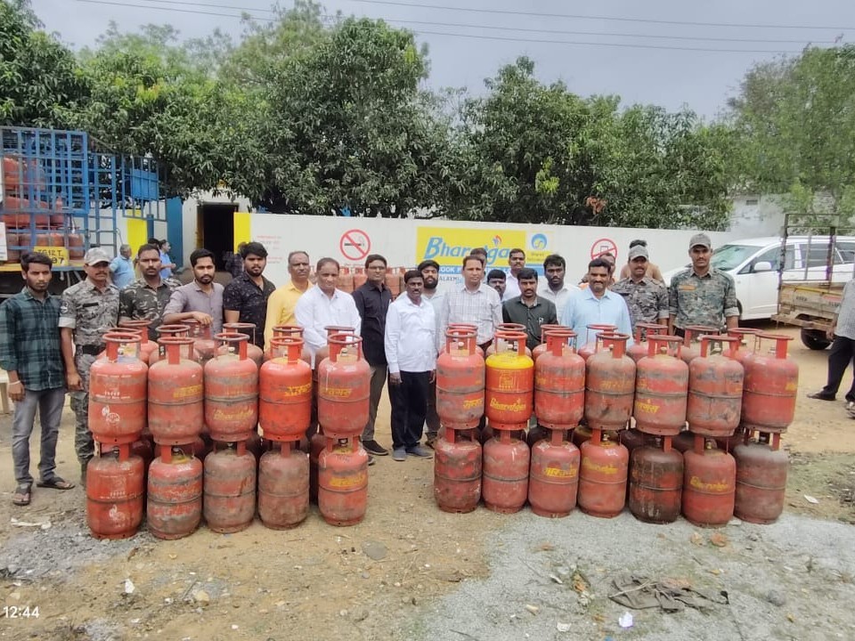 52 సిలిండర్ల పట్టివేత