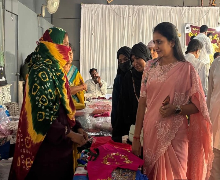 కమ్యూనిటీ స్టాళ్లను సందర్శించిన బల్లా పల్లవి