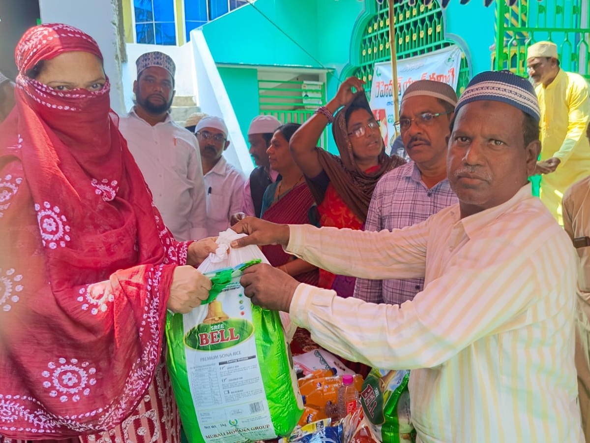 ముస్లిం కుటుంబాలకు రంజాన్ తోఫా పంపిణీ
