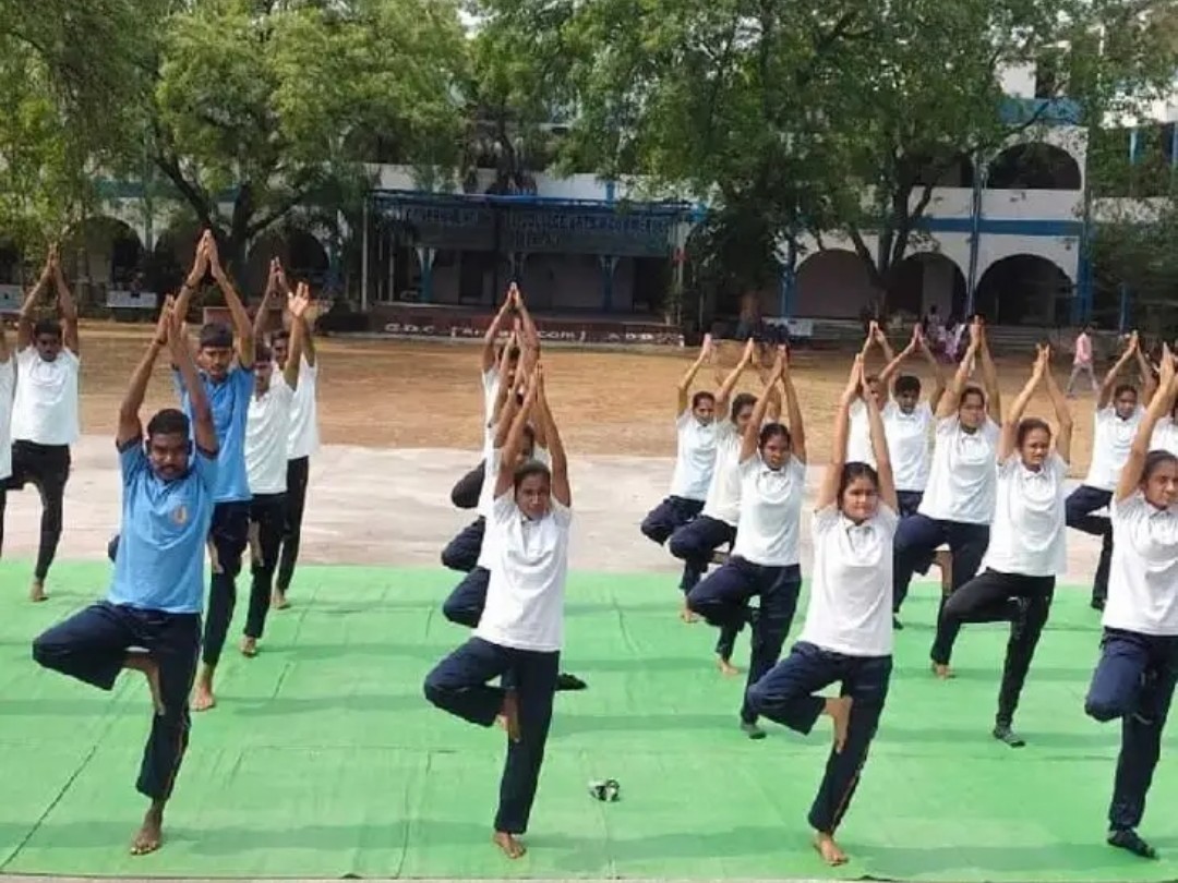 ఎన్ఎస్ఎస్ ఆధ్వర్యంలో యోగాసనాలు