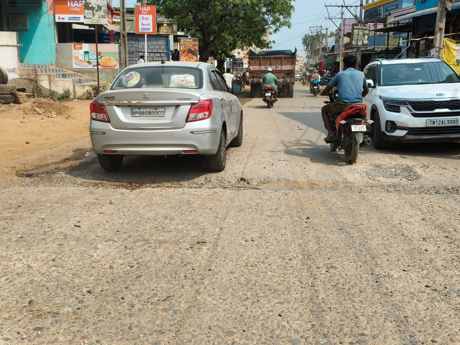 అధ్వానంగా మారిన వరదయ్యపాలెం రోడ్డు
