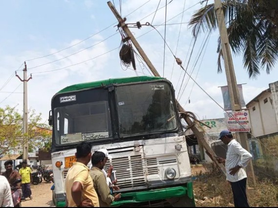బస్సుపై పడిన విద్యుత్ స్థంభం.. తప్పిన ప్రమాదం