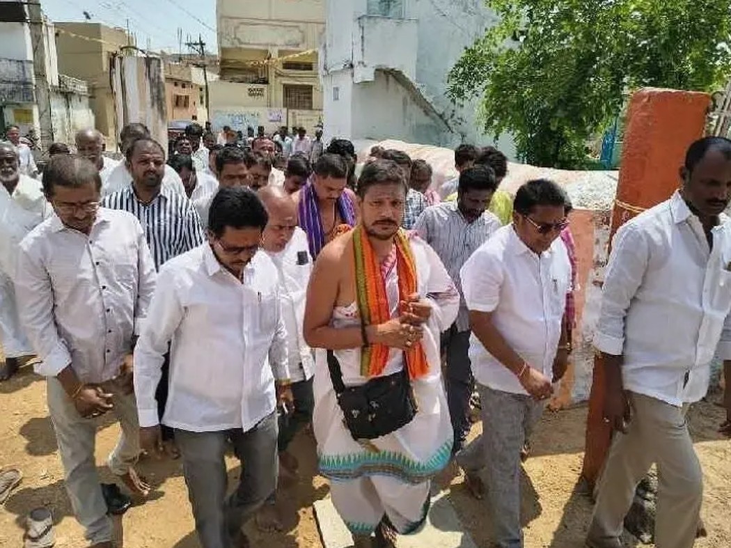 ఆలయ పునర్నిర్మాణానికి స్థల పరిశీలన