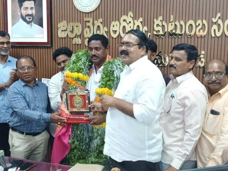 బదిలీపై వెళ్తున్న వేణుగోపాల్‌కి సన్మానం